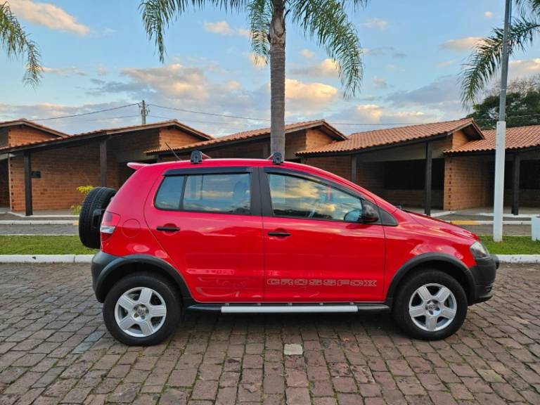 VOLKSWAGEN - CROSSFOX - 2009/2010 - Vermelha - R$ 39.900,00