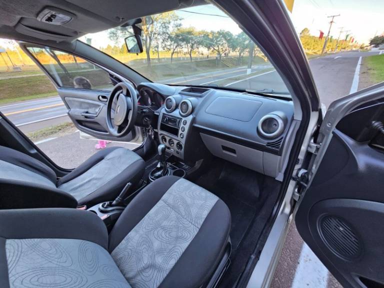 FORD - FIESTA - 2010/2010 - Prata - R$ 31.900,00
