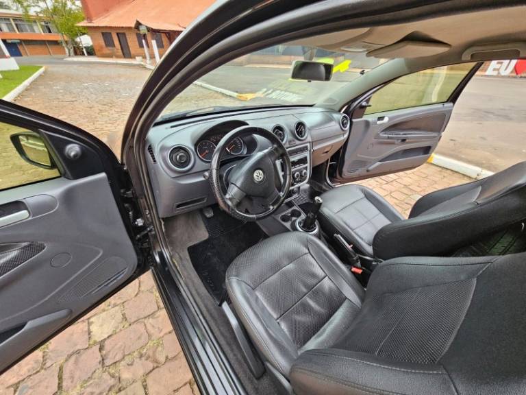 VOLKSWAGEN - SAVEIRO - 2011/2012 - Preta - R$ 45.900,00