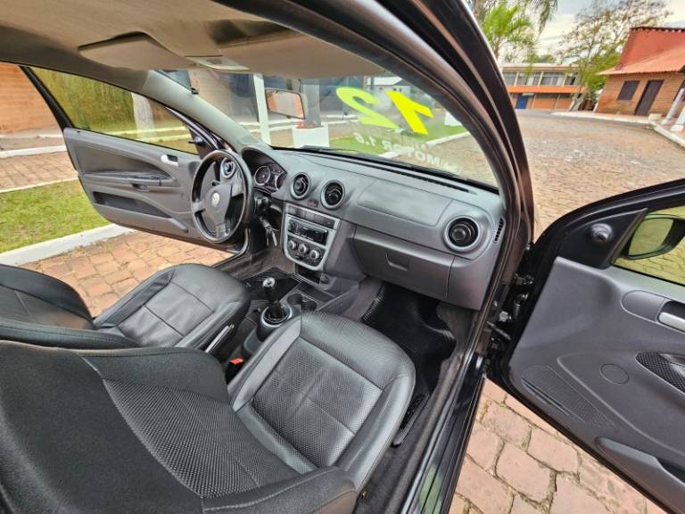 VOLKSWAGEN - SAVEIRO - 2011/2012 - Preta - R$ 45.900,00