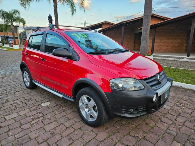 VOLKSWAGEN - CROSSFOX - 2009/2010 - Vermelha - R$ 39.900,00